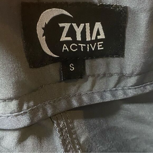 Zyia Active Wm’s Sm Grey Clubhouse Active Stretch Athletic Zip Shorts - Picture 3 of 4